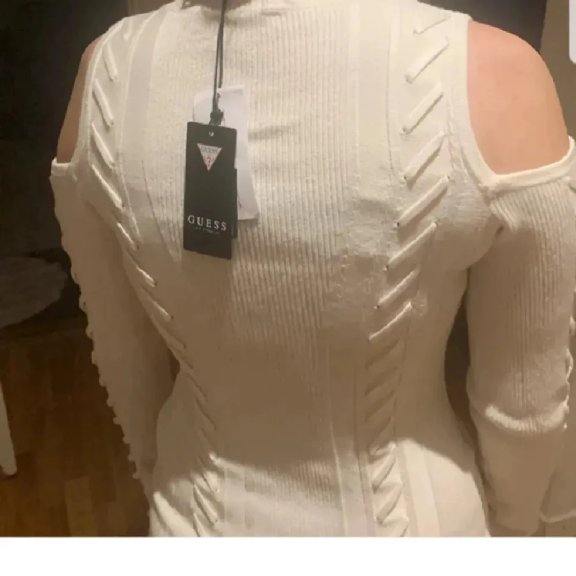 Vit stickad kortklänning från Guess - 2