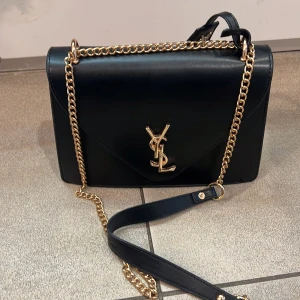 Brun quiltad axelväska med nitar - snygga väska. 