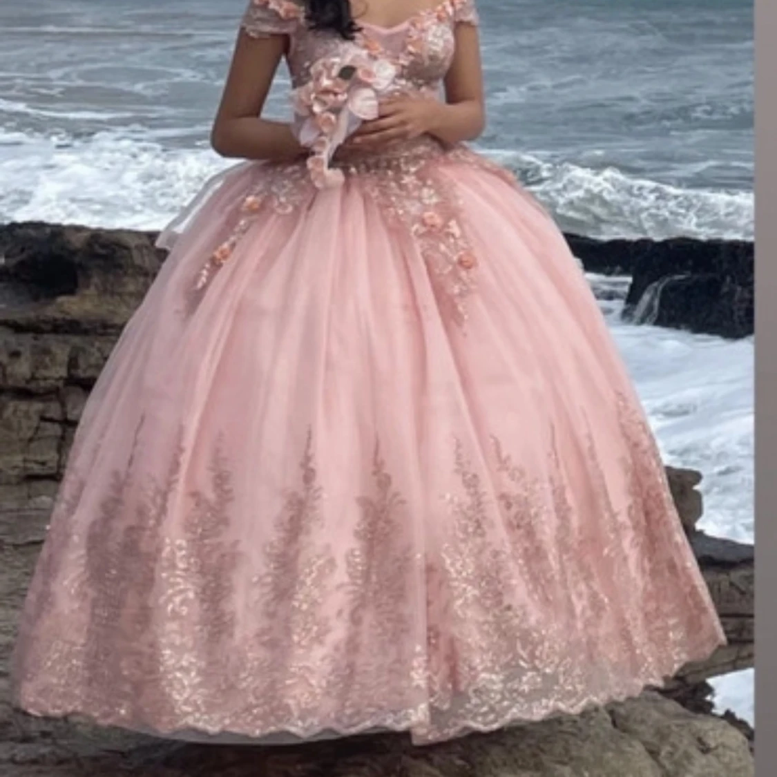 Rosa prinsessklänning med spetsdetaljer - 2