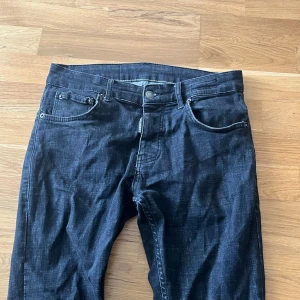Svarta jeans från Dsquared2 - Snygga svarta jeans från Dsquared2 med klassisk femficksdesign och raka ben. Jeansen har en mörk tvätt och är tillverkade i slitstarkt denimmaterial. Passar dig som gillar stilrena och moderna jeans med cool attityd.