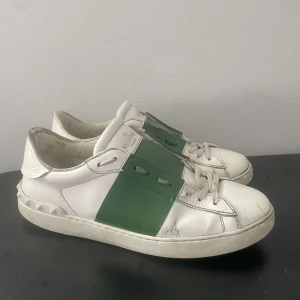 Valentino Garavani Open sneakers - Snygga Valentino Garavani Open sneakers i vitt Perfekta för dig som vill ha en stilren men ändå unik look. Box följer med. Pris är ej hugget i sten
