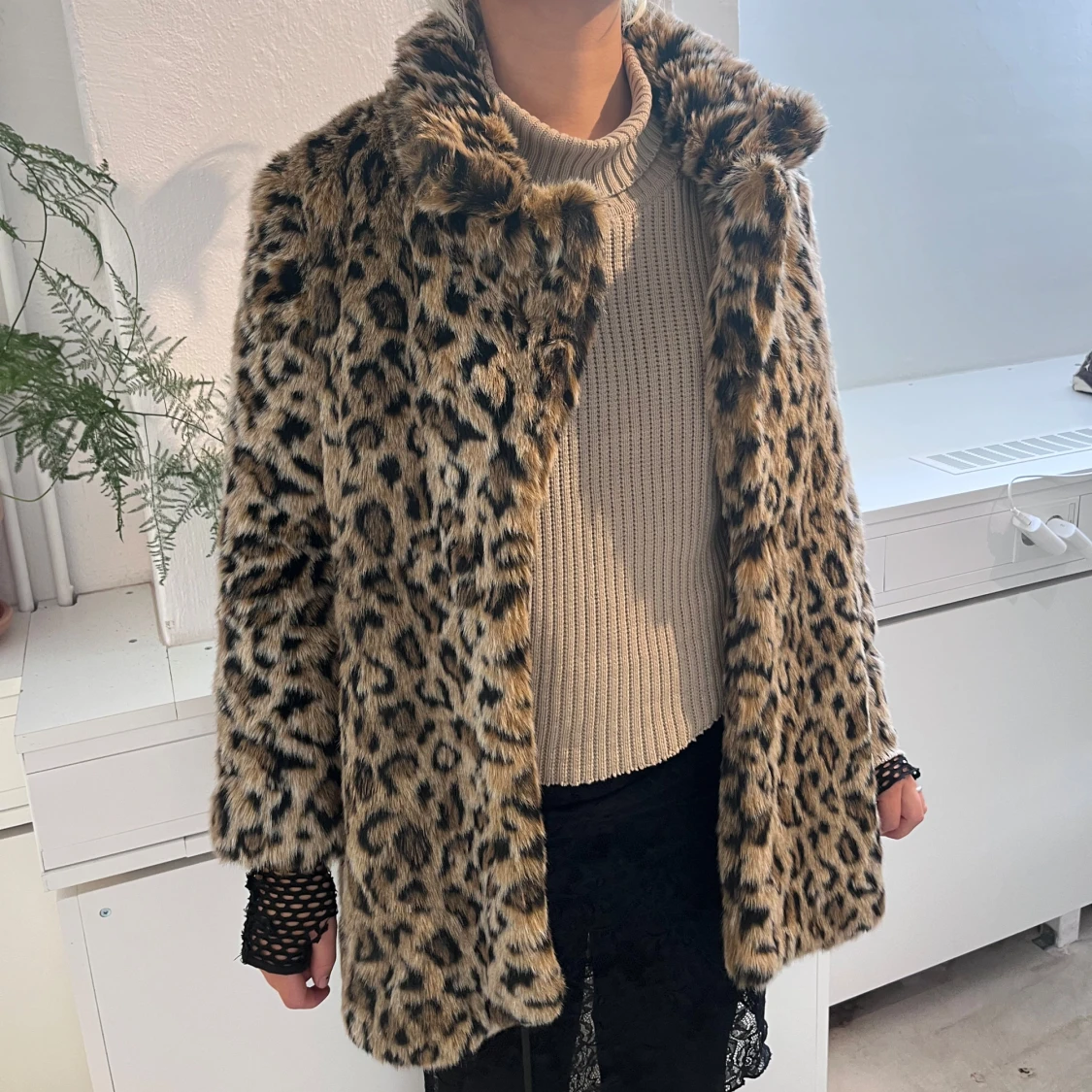 Leopardmönstrad pälsjacka i beige - 4