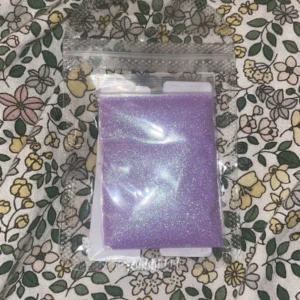 Lila nagelglitter - Helt oöppnat som det syns och glittrar superfint och är verkligen i en superfin färg men säljs så jag inte ens försökt gjort naglar något på senaste