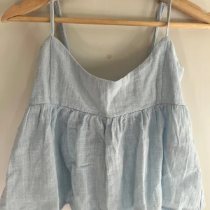 Superfin linne från nelly  - Typ aldrig använd, inga fläckar, rosett på ryggen, slutar typ 4 cm under naveln, fråga bara så skickar jag bild på hur den sitter på, pris går att diskuteras.