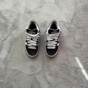 Adidas Campus svarta sneakers - Ja hade inte det så mycket på mig eftersom mina kompisar retade mig för att de var tjej skor så det e i bra skick, priser kan diskuteras privat