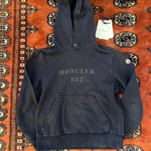 Moncler hoodie - Moncler hoodie köpt från vestaire collective i helt nyskick. Allt og kommer med. Säljs då den var för liten. Skriv vid mer frågor. 