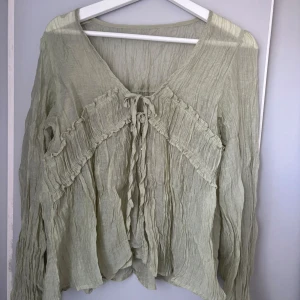 Långärmad blus  - Jättesöt blus från Nelly som aldrig är använd, skulle säga att den är grönare i verkligheten❤️skriv innan du köper!❤️