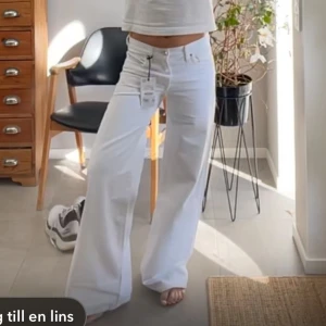 Vita lågmidjade vida jeans Zara - Säljer ett par vita jeans från ZW Collection med riktigt breda ben och låg midja. Modellen har klassisk femficksdesign och är gjorda i jeansmaterial. Perfekt för dig som gillar en loose och trendig siluett. Helt slutsålda vita jeans populära zara