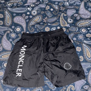 Monclear shorts  - Hej säljer mina bad shorts helt nya 
