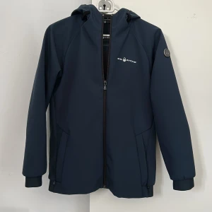 Marinblå vindjacka från Sail Racing - Snygg marinblå vindjacka från Sail Racing. Pris diskuteras