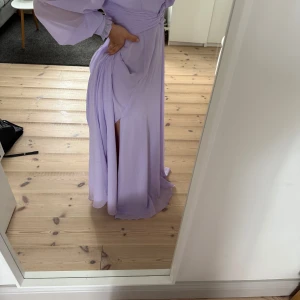 Balklänning - Tyvärr för stor för mig (162cm lång) så oanvänd. Str 42 men skulle säga att den är mer str 40. Slits vid knät. Nypris typ 1300kr