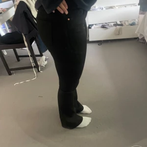 Svarta bootcut jeans i storlek M/34 - Säljer ett par svarta bootcut jeans i storlek M/34. Byxorna har klassisk femficksdesign, hög midja och är tillverkade i ett stretchigt bomullsmaterial. Snygga att styla med sneakers eller boots för en chill look.