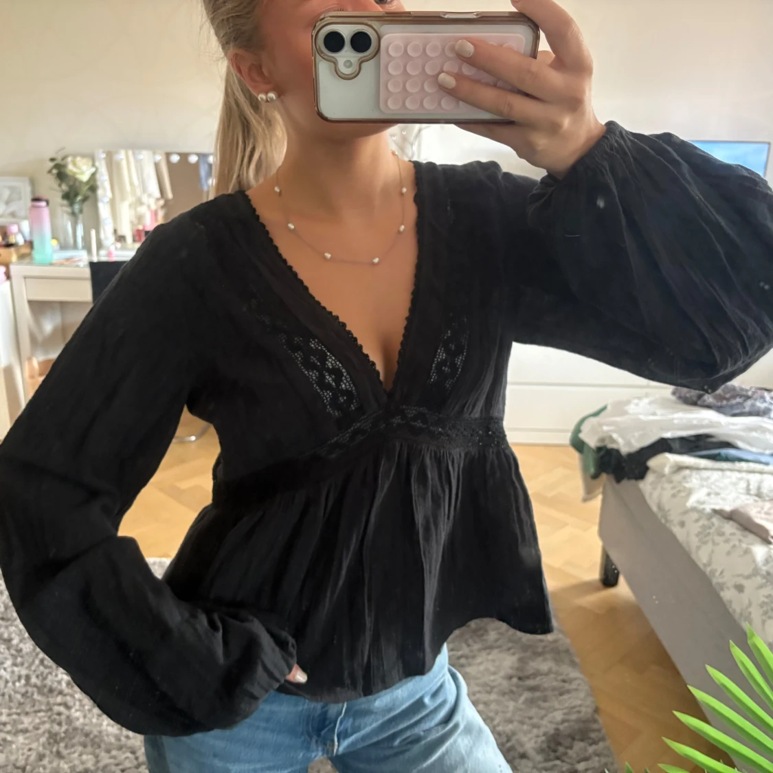 Svart blus med spets och v-ringning - 1