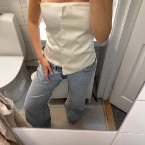 Fest topp - Topp från Zara! Den har blivit lite missfärgad och har lite slitage, se sista bilderna💗