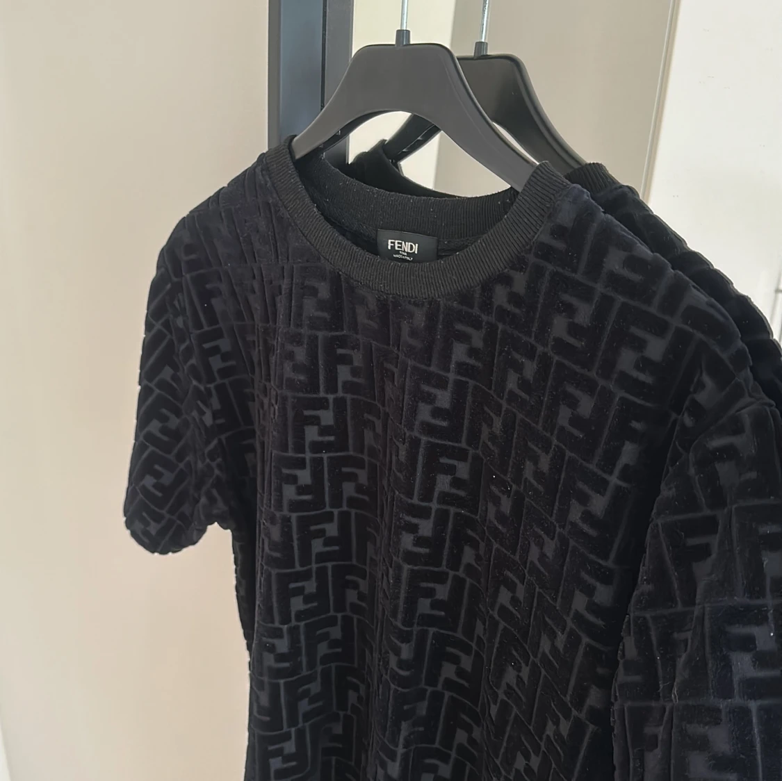 Svart sammetst-shirt från Fendi - 1