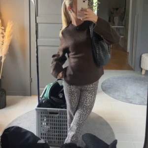 Leopardmönstrade jeans - Säljer ett par snygga byxor med leopardmönster i grå och beige toner. Byxorna har rak passform och lågmidjade med utsvängda ben. Supercoola att styla med en stickad tröja eller t-shirt. Från nelly använda fåtals gånger 
