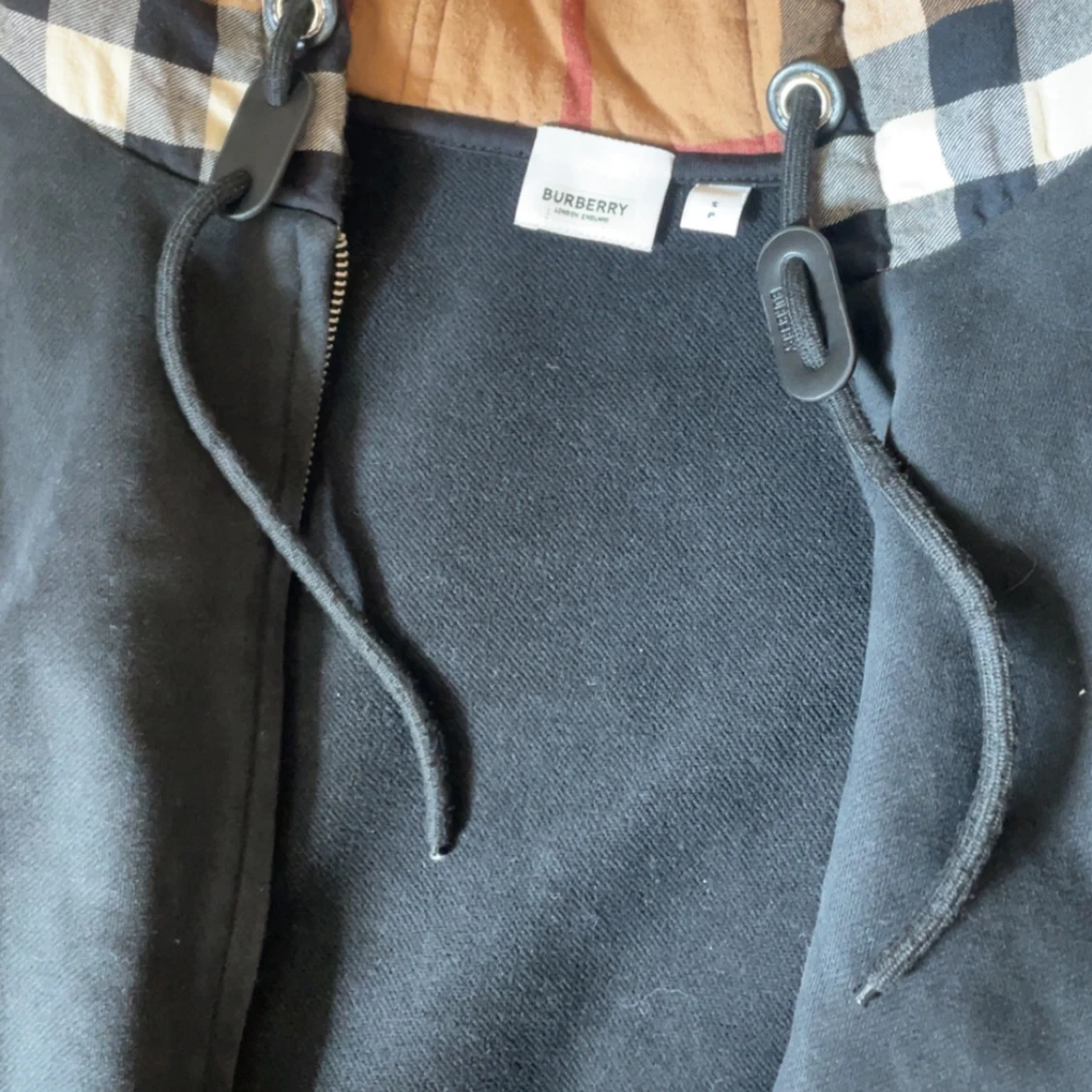 Svart Burberry hoodie med rutigt foder - 2