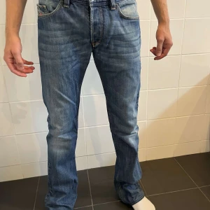 Diesel blå jeans straight fit - Diesel jeans i straight fit. Waist 32 length 34. Passar på någon runt 184 cm lång. De är i fint skick, endast använda fåtal gånger. Priset är diskuterbart