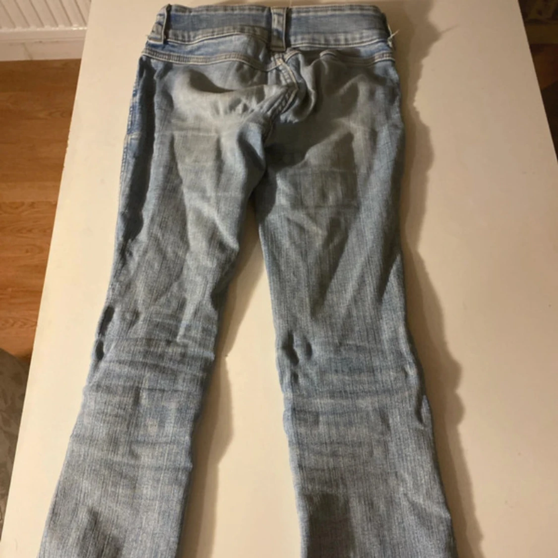 Bootcut jeans i ljusblå denim från H&M - 1