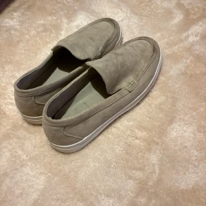 Beige loafers - Snygga loafers i beige mocka med klassisk design , storlek 42