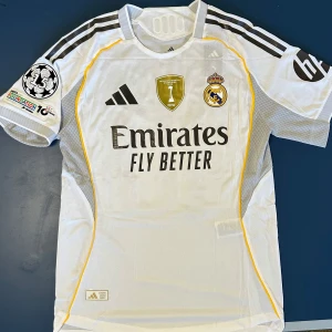 Mbappé Real Madrid Fotbollströja - Helt ny Mbappé Real Madrid Fotbollströja i storlek M