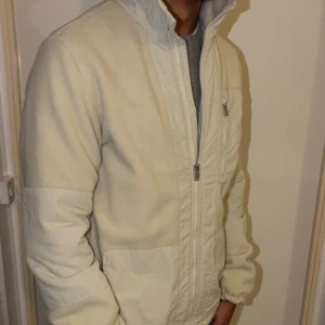 Teddyjacka - väldigt fin, Storlek S men passar också M. Väldigt gullig, Endast 279.