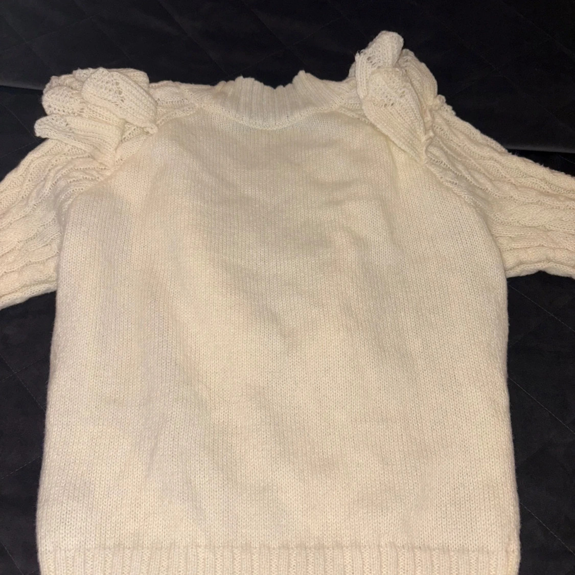 Vit stickad tröja med volangdetaljer - 3