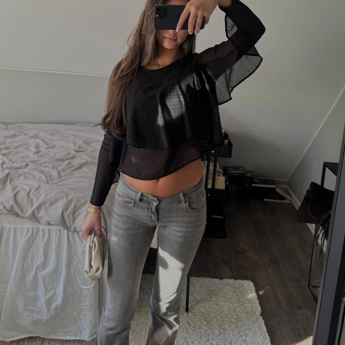 Svart transparent blus med volang - 1