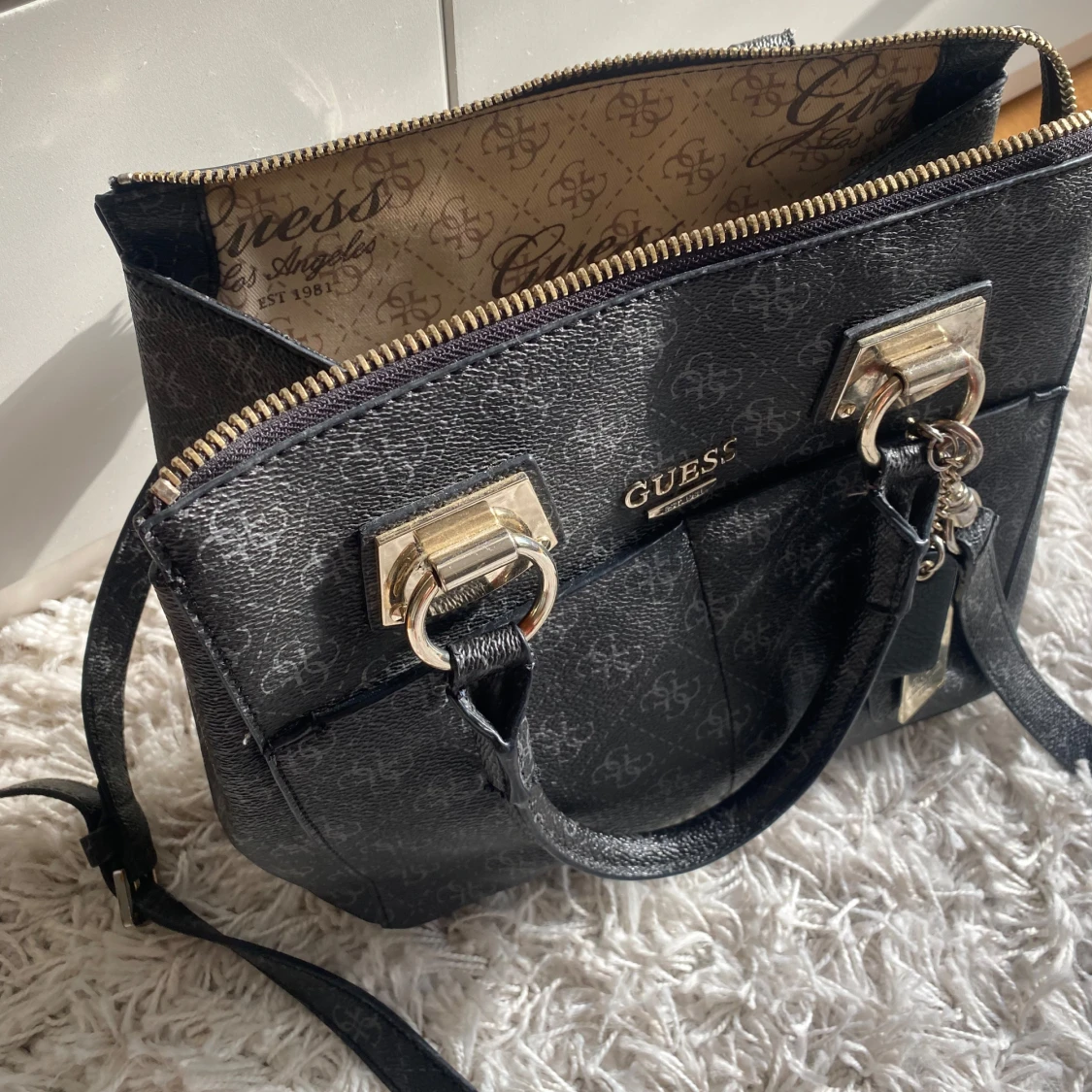 Svart handväska från Guess med gulddetaljer - 1