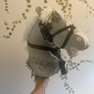 Käpphäst - Säljer en grå panduro käpphäst, träns och martingal ingår!🫶🏼 Finns fler bilder att få privat❣️Ge gärna prisförslag🩷