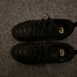 Nike Vapormax svarta sneakers (FRÅN JD KVITTO FINNS) - (ORD PRIS 2750) Nike Vapormax sneakers i helsvart färg med chunky, transparent sula och snygga detaljer på ovansidan. Skorna har snörning och en modern, sportig look med mesh och syntetmaterial. Perfekt för dig som gillar streetstyle och vill ha något (ÄKTA KVITTO FRÅN JD FINNS