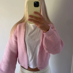 Ljusrosa stickad kofta - Superfin ljusrosa stickad kofta🥰Köpt på Lindex och använd 2-3 gånger! Storlek s men har krympt lite i tvätten så passar xs också🩷