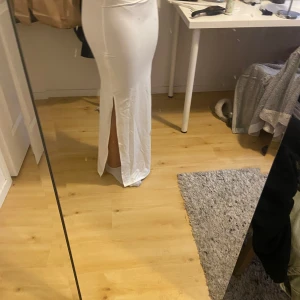 Vit lång kjol - Snygg vitt lång kjol med en slits på sidan