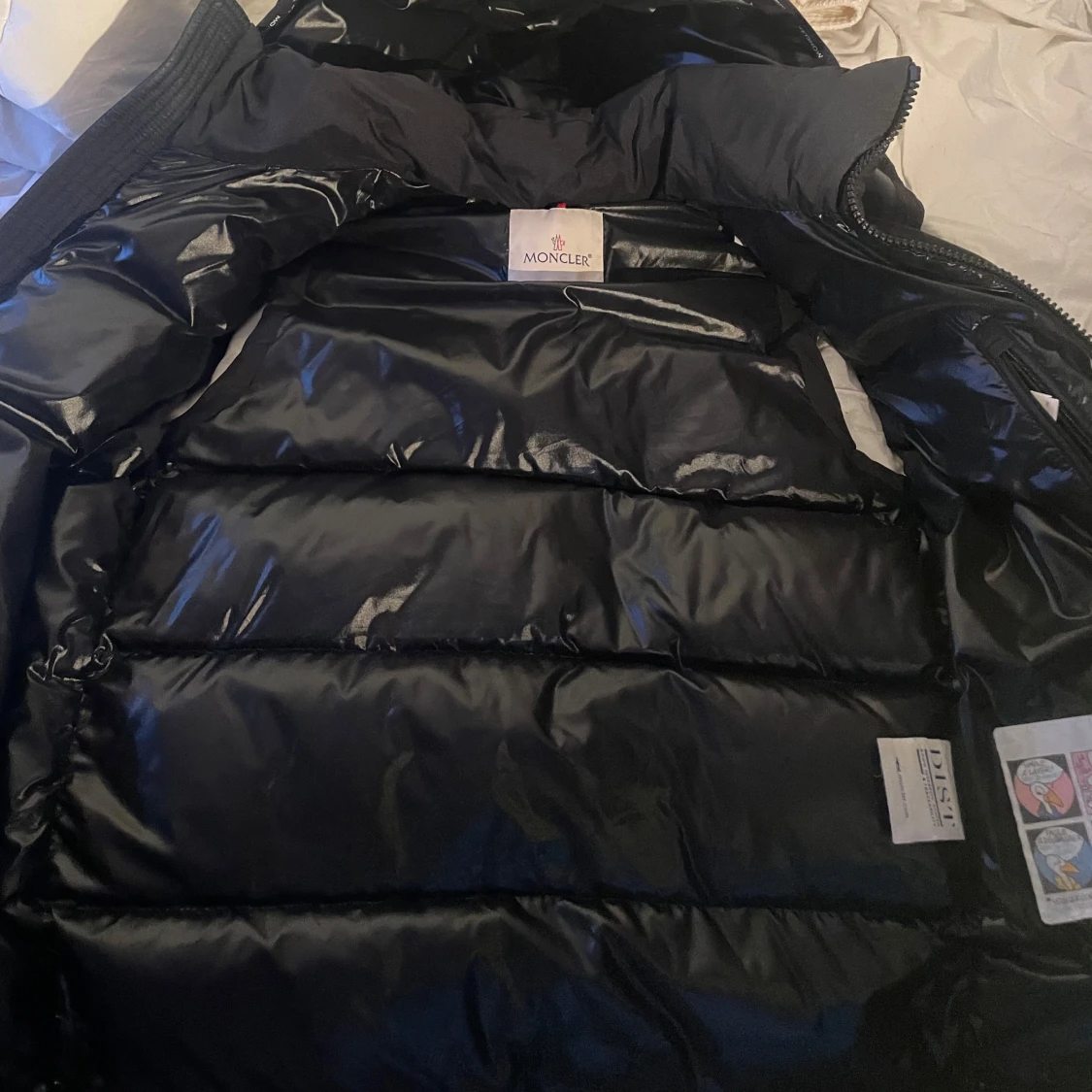 Svart dunväst från Moncler med huva