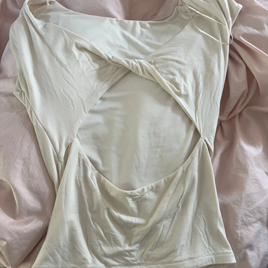 Vit topp med öppen rygg och twist - 2