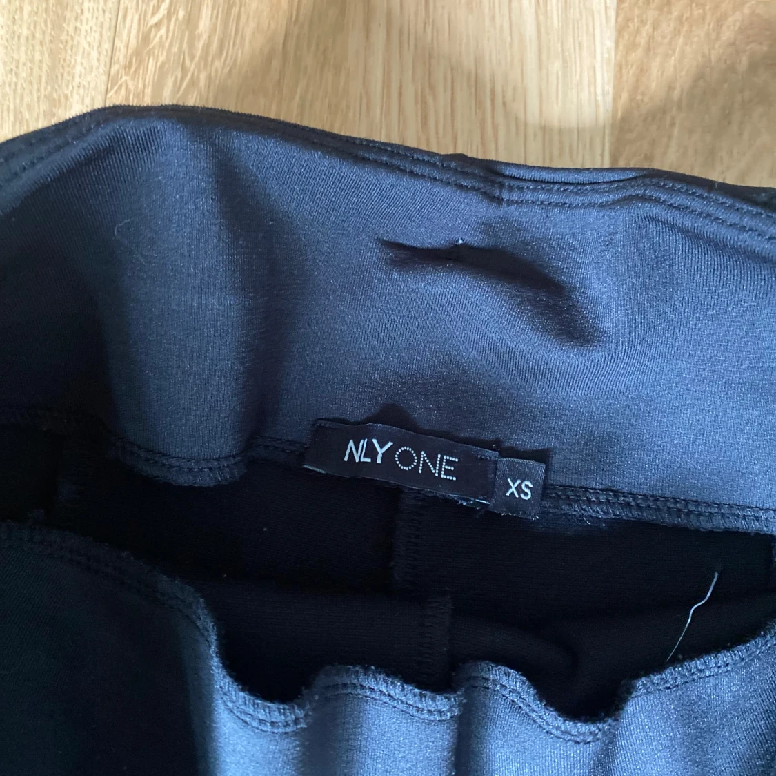 Svarta vida byxor från Nelly - 2