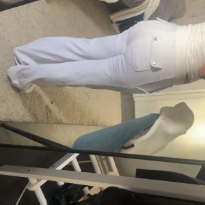 Juicy couture  - Säljer mina vita juicy couture byxor I stl xxs, de har en liten fläck, därav priset, orginal pris: 1200