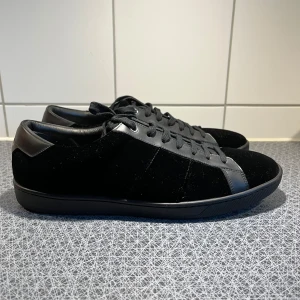 Saint Laurent skor  - Tjena säljer nu dessa tvärfeta saint Laurent skorna. Väldigt bra skick nästan nya. Inget og. Självklart äkta. Tveka inte på att höra av dig vid minsta fråga eller fundering 😁