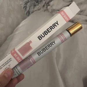 BUBERRY Eau de Parfum 35ml - Parfym i smidig sprayflaska från BUBERRY, 35 ml. Flaskan är vit med rosa detaljer och har en elegant guldfärgad kork. Kommer i en vit och rosa kartong med stilren design. Perfekt storlek att ha med i väskan.