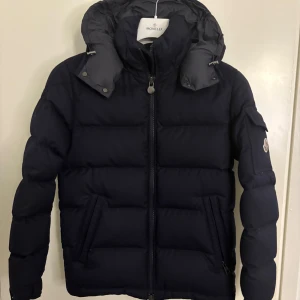Moncler Montgenevre - Moncler Montgenevre Navy, storlek 0 passar XS. Väldigt fint skick, som ny. Nypris 23 375kr
