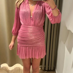 Make klänning  - Säljer denna make klänning som är såå snygg i storlek 34 klänningen är inte alls sliten och som ny🩷Nypris är 3200 kr men säljer för endast 1400kr!!