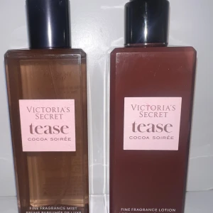 Victoria's Secret Tease Cocoa Soirée (Set) - Säljer ett set med Victoria's Secret Tease Cocoa Soirée, innehållande en body mist och en body lotion. Perfekt för dig som älskar söta och chokladiga dofter. (Mist: 250 ml. Lotion: 250 ml)