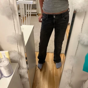 Svarta jeans från Gina Tricot, stl 164 - Säljer ett par svarta jeans från Gina Tricot i storlek 164. Jeansen har låg midja, raka ben och klassiska femficksdetaljer. Snygg tvätt med lite slitning och silverfärgade knappar. Perfekta till en chill vardagslook.skriv om ni har någon fråga 