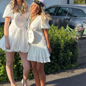 Studentklänning/vit klänning från hello Molly - Säljer min fina studentklänning från hellomolly, använd endast en gång