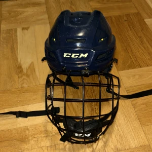 Hockeyhjälm medium  - Hockeyhjälm i nytt skick. Använd knappt i en halv säsong 