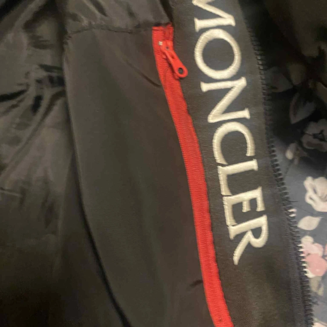 Svart Moncler pufferjacka med logga storlek  XL - 2