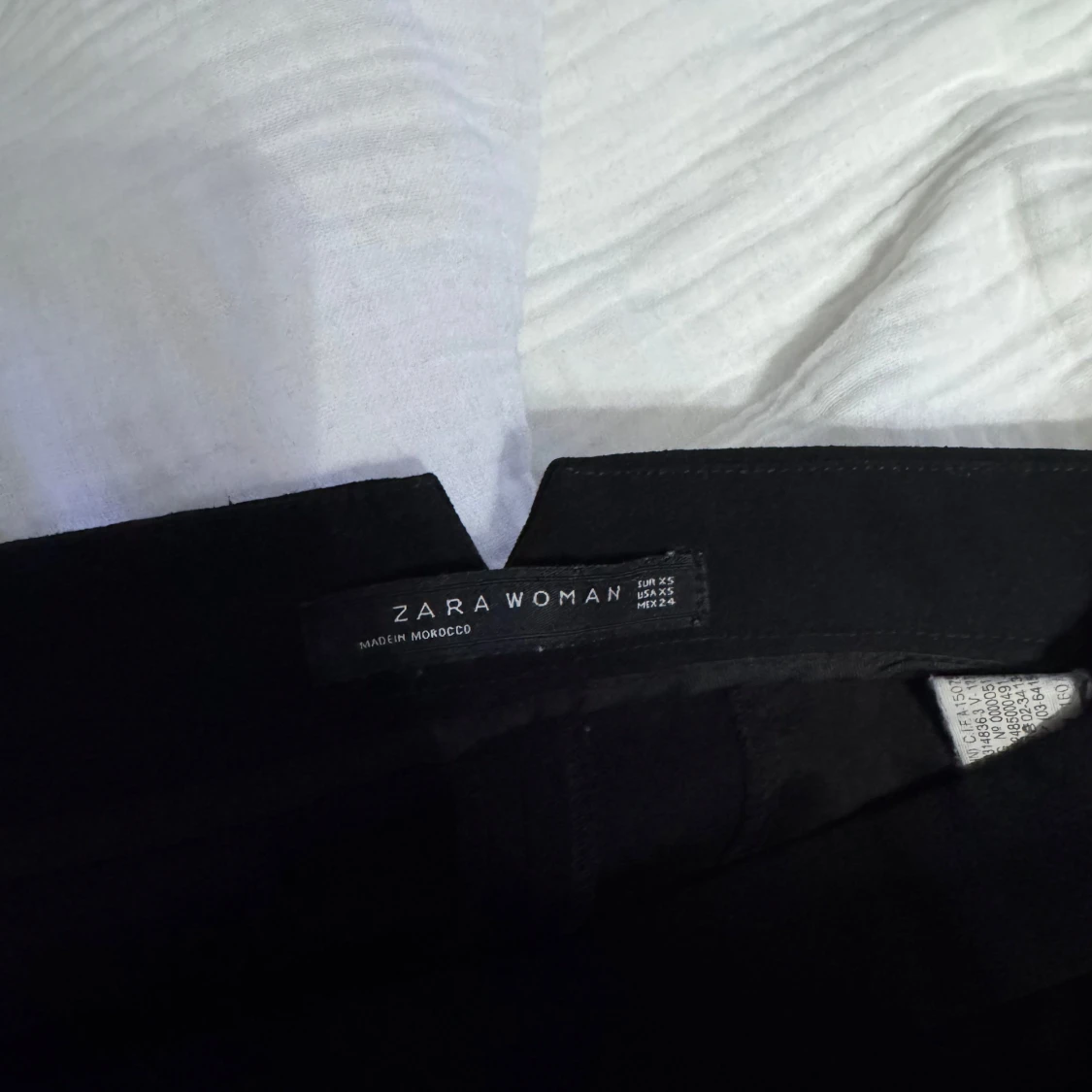 Svarta lågmidjade kostymbyxor från Zara - 2