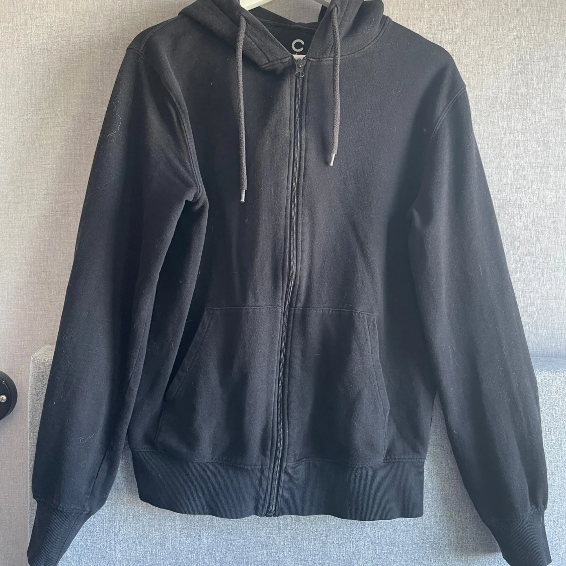 Svart hoodie med dragkedja - 2