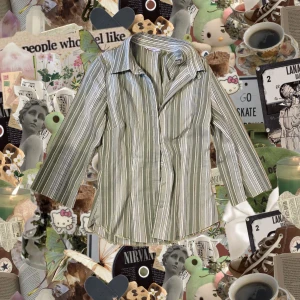 Randig grön skjorta från Pappa - Snygg skjorta med gröna och vita ränder från Pappa. Skjortan har klassisk krage, knappar framtill och långa ärmar. Passformen är normal och materialet känns som mjuk bomull. Perfekt för dig som gillar retrovibbar och stilrena detaljer.