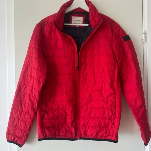Röd pufferjacka från Jack & Jones - Säljer en röd pufferjacka från Jack & Jones i storlek S. Jackan har quiltad design, med fickor samt två fickor på insidan. Knappt använd så den är i mycket fint skick! 